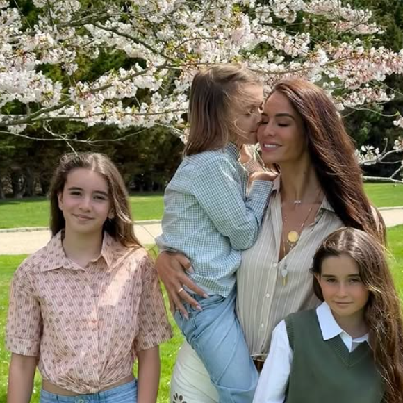 Jade Lagardère et ses 3 enfants Liva, Mila et Nolan
