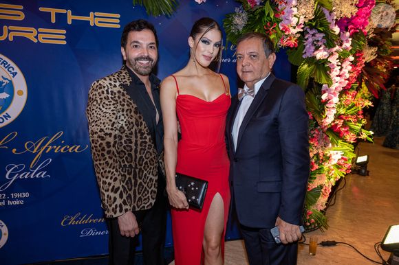 Kamel Ouali, Iris Mittenaere , Edouard Nahum au dîner de gala sur le thème Africa is the Future à Abidjan donné au profit de la création d'un foyer d'accueil pour ls femmes victimes de violences et la reconstruction de la Case des Enfants. © Olivier Borde / Bestimage