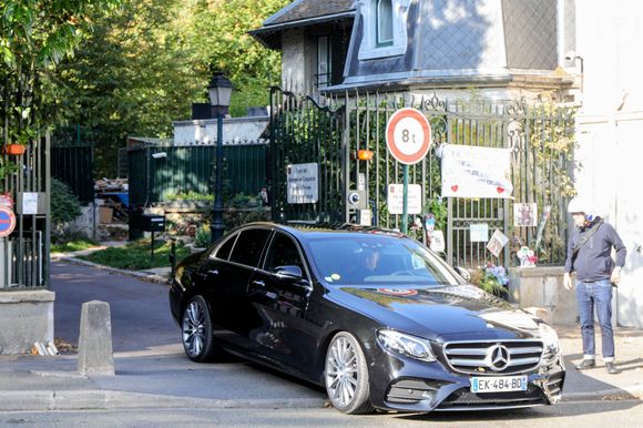 Laeticia Hallyday sort de sa maison avec Carl (chauffeur et garde du corps) de Marnes-la-Coquette, France, le 9 octobre 2018, pour aller déjeuner au restaurant de Cyril Lignac "Le Bar des Prés" à Paris, Rue du Dragon, dans le 6ème arrondissement. Elle rencontre son amie Anne-Sophie Aparis à l'entrée du restaurant.

Photo : Agence / Bestimage