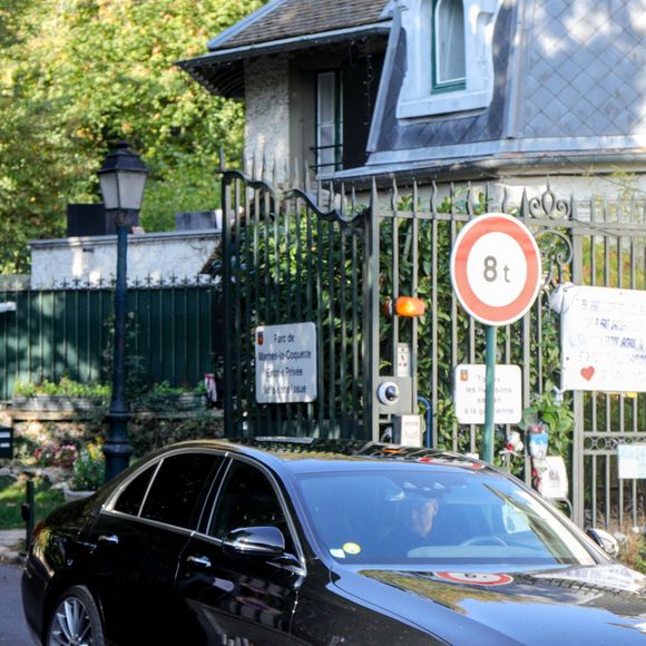 Laeticia Hallyday sort de sa maison avec Carl (chauffeur et garde du corps) de Marnes-la-Coquette, France, le 9 octobre 2018, pour aller déjeuner au restaurant de Cyril Lignac "Le Bar des Prés" à Paris, Rue du Dragon, dans le 6ème arrondissement. Elle rencontre son amie Anne-Sophie Aparis à l'entrée du restaurant.

Photo : Agence / Bestimage