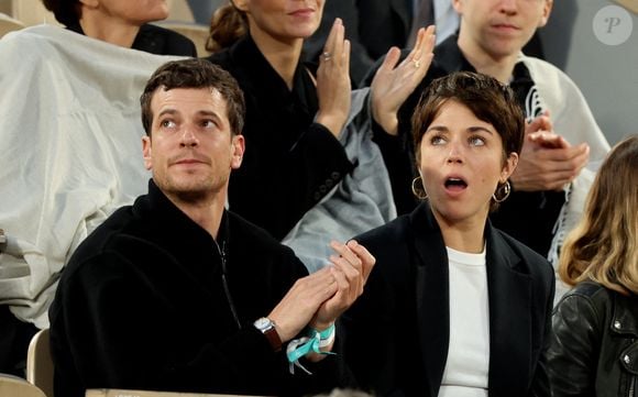 Alice Isaaz et son compagnon Léo Dussollier dans les tribunes lors de la session du soir des Internationaux de France de Tennis de Roland Garros 2025, à Paris, France, le 4 juin 2025. © Jacovides-Moreau/Bestimage