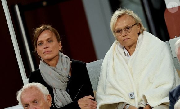 Muriel Robin et sa femme Anne Le Nen dans les tribunes lors de la session du soir des Internationaux de France de Tennis de Roland Garros 2025, à Paris, France, le 4 juin 2025. © Jacovides-Moreau/Bestimage