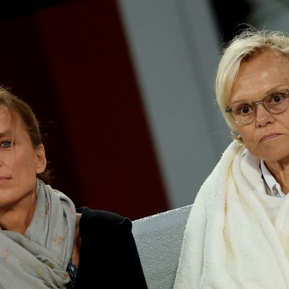 Muriel Robin et sa femme Anne Le Nen dans les tribunes lors de la session du soir des Internationaux de France de Tennis de Roland Garros 2025, à Paris, France, le 4 juin 2025. © Jacovides-Moreau/Bestimage