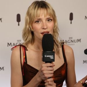 Elle l'a révélé dans une vidéo du compte Instagram A View, from a bridge mardi 26 mai.
Angèle - Photocall de la soirée "House of the Magnum" lors du 79ème Festival International du Film de Cannes, le 14 mai 2026. © Denis Guignebourg/Bestimage