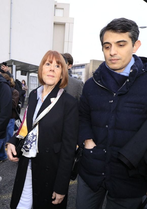 Gisèle Pelicot et son avocat Stéphane Babonneau - Dernier jour du procès des viols de Mazan: Dominique Pélicot arrive arrive au palais de justice d'Avignon lors du procès de son ex-mari D.Pelicot, accusé de l'avoir droguée pendant près de dix ans et d'avoir invité des inconnus à la violer à leur domicile de Mazan, une petite ville du sud de la France, à Avignon le 19 décembre 2024. © Franz Chavaroche / Bestimage