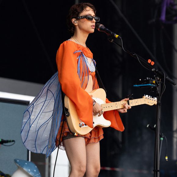 La chanteuse Pomme (Claire Pommet) en concert au festival Solidays à Paris le 30 juin 2024.

© Jeremy Melloul / Bestimage