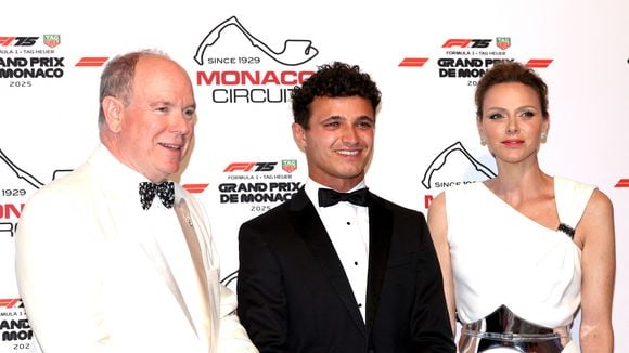 Charlene de Monaco, telle une déesse grecque, avec son prince Albert et un homme aux anges !