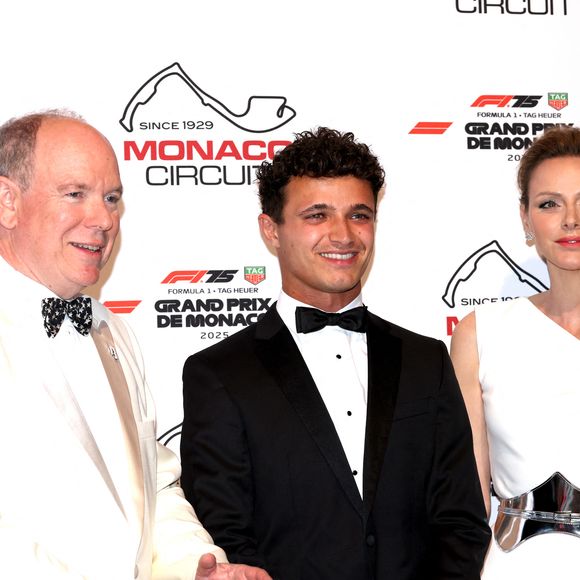 C'est l'une des journées les plus importantes de l'année, sur le Rocher : il a accueilli le fameux Grand Prix de Monaco. 

Lando Norris avec le prince Albert II de Monaco, la princesse Charlene de Monaco lors de la soirée de gala du Grand Prix de Formule 1 de Monaco à la salle des étoiles au Monte-Carlo Sporting à Monaco. © Claudia Albuquerque / Bestimage