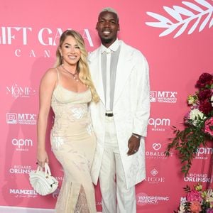 On a aussi croisé Paul Pogba et sa femme Zulay Pogba 

Paul Pogba et sa femme Zulay au photocall de la soirée du "Globa Gift Gala" lors du 78ème Festival International du Film de Cannes, le 19 mai 2025.
© Lionel Urman/Bestimage