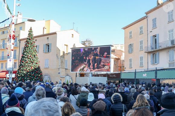 Ambiance sur le port de Saint-tropez - Arrivées aux obsèques de Brigitte Bardot en l'église Paroissiale Notre-Dame-de-l'Assomption de Saint-Tropez, France, le 7 janvier 2026. Brigitte Bardot, figure emblématique du cinéma français et icône internationale, est décédée le 28 décembre 2025 à l'âge de 91 ans dans sa mythique propriété de La Madrague, à Saint-Tropez (France). Révélée au monde entier par son rôle dans "Et Dieu... créa la femme", elle avait contribué à faire de Saint-Tropez un lieu mondialement connu. L'actrice sera inhumée le 7 janvier 2026 au cimetière marin de Saint-Tropez, aux côtés de son père Louis Bardot (1896-1975) et de sa mère Anne-Marie Mucel (1912-1978). Une cérémonie religieuse se tiendra auparavant dans l'église de Saint-Tropez, où proches, personnalités et anonymes pourront lui rendre un dernier hommage. © Jacovides-Moreau/Bestimage
