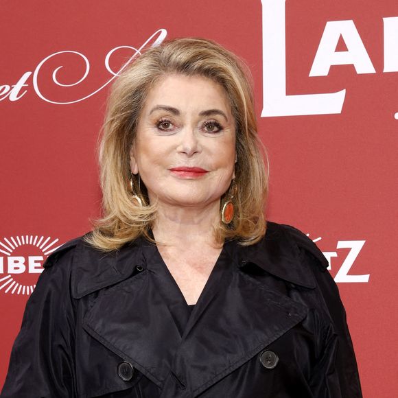 Catherine Deneuve demeure l'incarnation absolue de l'élégance et de la grâce à la française.

Catherine Deneuve - Photocall de la soirée "Lambertz Monday Night" à Cologne.
Action Press / Bestimage