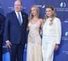 La jeune actrice de 26 ans a pu croiser de nombreuses personnalités du cinéma et de la télévision dont Michel Drucker, dans le cadre d’une édition particulièrement symbolique du festival, qui célèbre son 65e anniversaire.

Le prince Albert de Monaco, Ester Exposito, Camille Gottlieb - Séance photo lors de la cérémonie d'ouverture de la 65e édition du Festival TV de Monte-Carlo, le 12 juin 2026
 © Denis Guignebourg / Bestimage