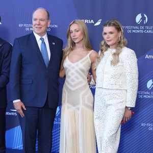 La jeune actrice de 26 ans a pu croiser de nombreuses personnalités du cinéma et de la télévision dont Michel Drucker, dans le cadre d’une édition particulièrement symbolique du festival, qui célèbre son 65e anniversaire.

Le prince Albert de Monaco, Ester Exposito, Camille Gottlieb - Séance photo lors de la cérémonie d'ouverture de la 65e édition du Festival TV de Monte-Carlo, le 12 juin 2026
 © Denis Guignebourg / Bestimage