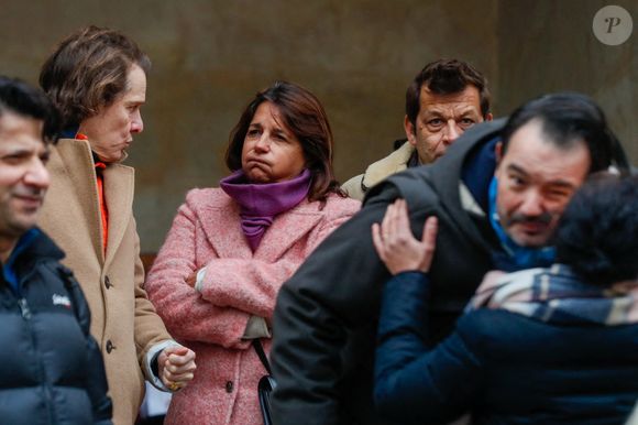 Bénabar (Bruno Nicolini), Valérie Expert et Laurent Mariotte à la sortie des obsèques de Jean-Luc Petitrenaud en l'église Saint-Pierre-du-Gros-Caillou à Paris, France, le 17 janvier 2025. © Christophe Clovis/Bestimage