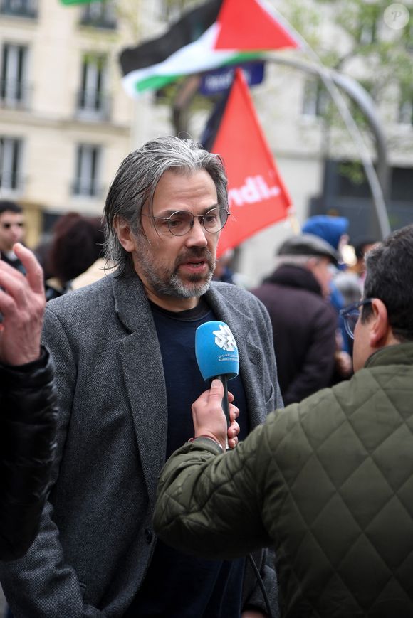 Il a notamment pointé du doigt "des tiraillements à venir entre sa fidélité personnelle et ses obligations professionnelles".

Aymeric Caron - Alors que Mathilde Panot et Rima Hassan sont entendues ce mardi par la police pour apologie du terrorisme, La France insoumise organise un rassemblement de soutien  au tribunal de Paris.  

Photo : LIONEL URMAN  / BESTIMAGE