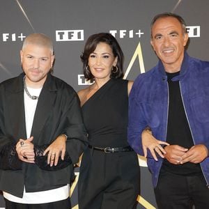 Si l'indétrônable Nikos Aliagas garde évidemment les rênes de l'animation - soutenu par Karima Charni -, la direction de l'école change de visage.

Quentin Mosimann, Karima Charni et Nikos Aliagas - Photocall des Profs de la Star Academy 2026 à Boulogne-Billancourt le 23 septembre 2026. © Coadic Guirec/Bestimage