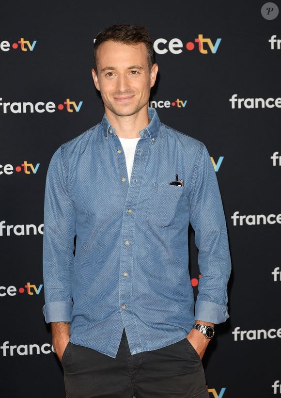 Hugo Clément au photocall pour la conférence de presse de rentrée de France TV à la Grande Halle de la Villette à Paris, France, le 11 juillet 2023. © Coadic Guirec/Bestimage