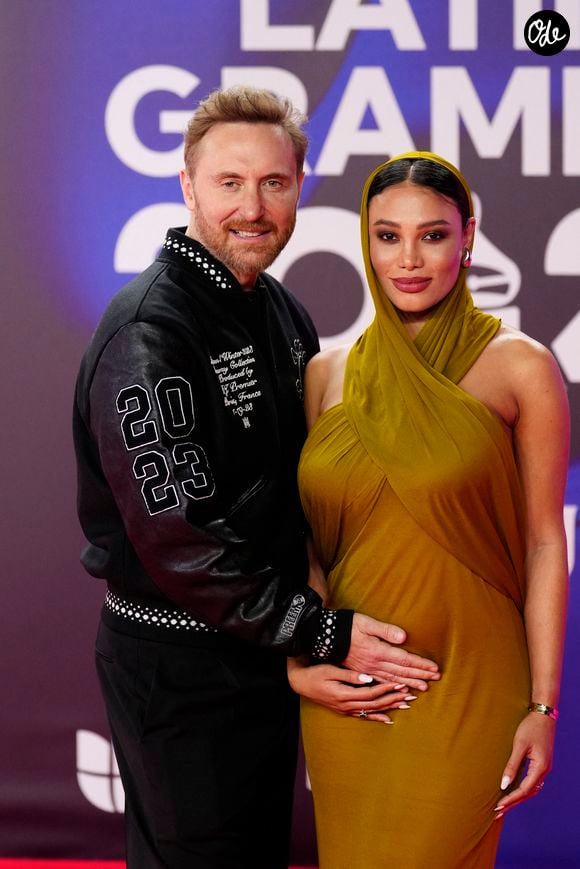 Une vidéo qui permet aux fans de découvrir une facette plus intime et familiale du célèbre DJ.

David Guetta et sa compagne Jessica Ledon, enceinte, lors du photocall de la cérémonie des "Latin Grammy Awards 2023" à Séville, le 16 novembre 2023. 
AGENCE / BESTIMAGE