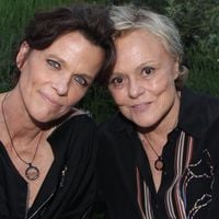 "Cette région coche toutes les cases" : après 18 ans en Corse, Muriel Robin et Anne Le Nen ont posé leurs valises dans une nouvelle maison de l’arrière-pays cannois