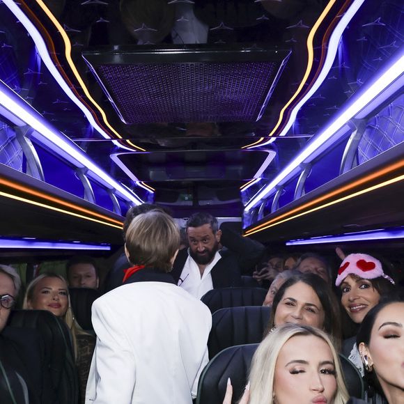 Exclusif - Nabilla et Thomas Vergara, Isabelle Morini-Bosc, Kelly Vedovelli, Cyril Hanouna, Raymond Aabou, Gilles Verdez, Polska, Bernar Montiel, Valérie Bénaïm, Guillaume Genton, Géraldine Maillet - Les chroniqueurs et les invités quittent la dernière émission "Touche pas à mon poste" (TPMP) en bus pour se rendre devant le siège du groupe M6 à Neuilly-sur-Seine le 27 février 2025. © Jack Tribeca/Bestimage