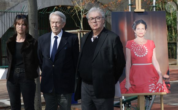 Exclusif - Aude (soeur de Charlotte Valandrey) , Jean-Pierre Pascal (Père de Charlotte Valandrey) et Dominique Besnehard lors de la cérémonie de dénomination d’un jardin en hommage à Charlotte Valandrey, au 17 rue Hector Malot dans le XIlème arrondissement de Paris, France, le 4 avril 2025. © Coadic Guirec/Bestimage