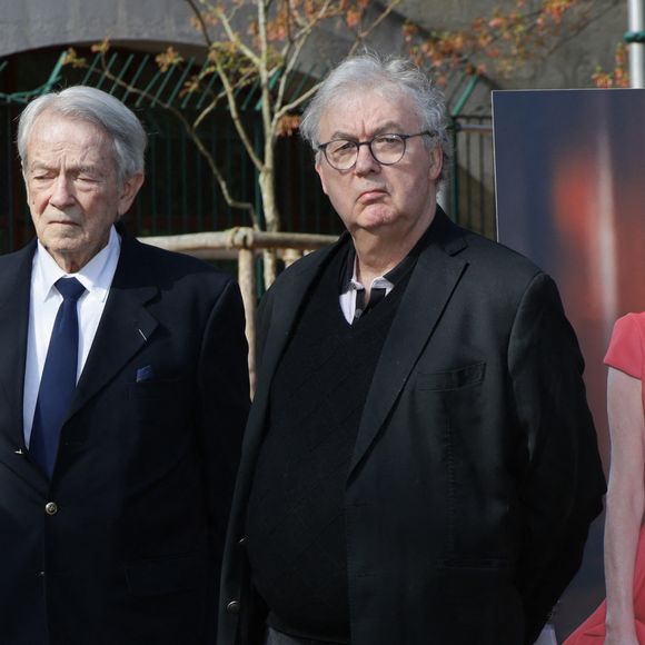 Exclusif - Aude (soeur de Charlotte Valandrey) , Jean-Pierre Pascal (Père de Charlotte Valandrey) et Dominique Besnehard lors de la cérémonie de dénomination d’un jardin en hommage à Charlotte Valandrey, au 17 rue Hector Malot dans le XIlème arrondissement de Paris, France, le 4 avril 2025. © Coadic Guirec/Bestimage