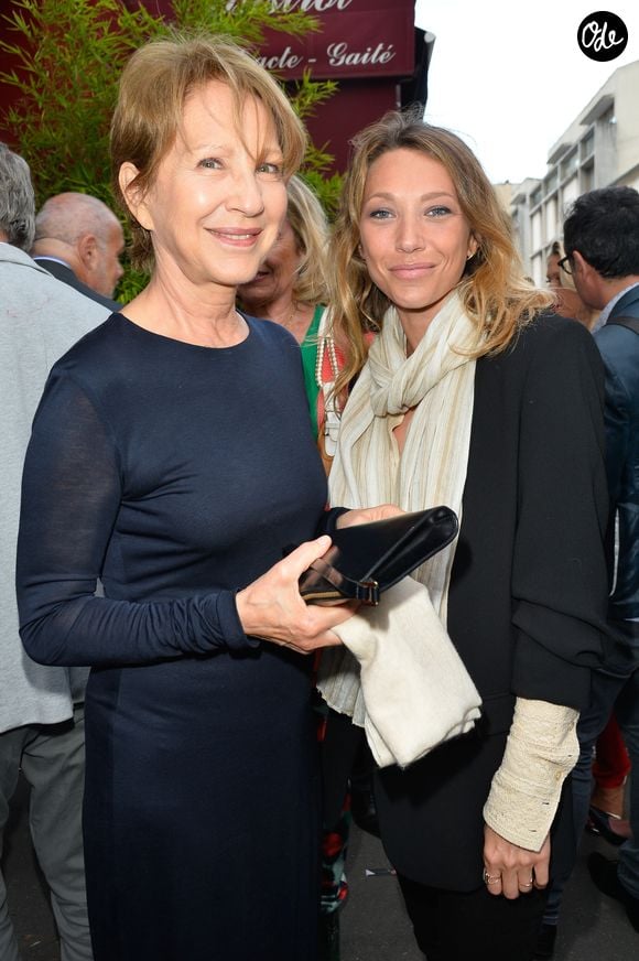 La comédienne a expliqué qu'elle pensait parfois à ses parents pour faire naître certaines émotions à l'écran.

Nathalie Baye et sa fille Laura Smet lors de la générale de la pièce "Ça coule de source" écrite par L. M. Colla au théâtre de la Gaîté-Montparnasse à Paris, le 30 mai 2017.

© Coadic Guirec/Bestimage