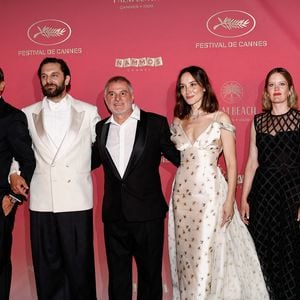 Après avoir illuminé le tapis rouge pour présenter le film d'ouverture "La Vénus électrique", l'équipe du film a fait une apparition à la très prisée soirée au Palm Beach.

Vimala Pons, Gilles Lellouche, Pio Marmaï, Pierre Salvadori, Anaïs Demoustier, Madeleine Baudot, Gustave Kervern - Photocall du 79ème Festival International du Film de Cannes, le 12 mai 2026. © Borde-Jacovides-Moreau /Bestimage