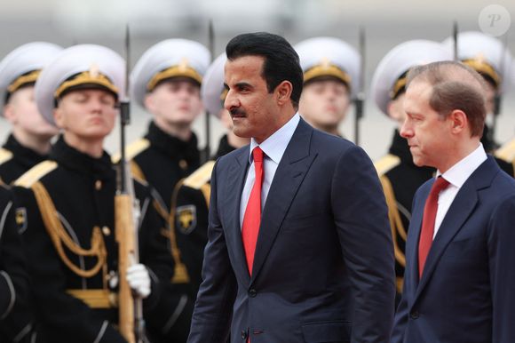 Cheikh Tamim bin Hamad Al Thani (à gauche), émir du Qatar, et Denis Manturov, premier vice-premier ministre de Russie, assistent à une cérémonie d'accueil à l'aéroport international de Vnukovo. Alexander Shcherbak/TASS