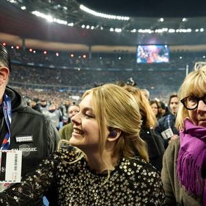 La chanteuse Louane (Louane Emera), représentante de la France au concours de l'Eurovision, interpréte pour la première fois son titre Maman, en hommage à sa mère décédée lorsqu'elle avait 17 ans, devant les 80 000 spectateurs, suspendue sur une plateforme, plusieurs mètres au-dessus de la pelouse et des musiciens, du Stade de France à la mi-temps du match du Tournoi des Six Nations opposant la France à l'Écosse, à Saint-Denis, Seine Saint-Denis, France, le 15 mars 2025. © Cyril Moreau/Bestimage