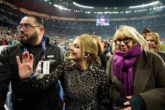 La chanteuse Louane (Louane Emera), représentante de la France au concours de l'Eurovision, interpréte pour la première fois son titre Maman, en hommage à sa mère décédée lorsqu'elle avait 17 ans, devant les 80 000 spectateurs, suspendue sur une plateforme, plusieurs mètres au-dessus de la pelouse et des musiciens, du Stade de France à la mi-temps du match du Tournoi des Six Nations opposant la France à l'Écosse, à Saint-Denis, Seine Saint-Denis, France, le 15 mars 2025. © Cyril Moreau/Bestimage