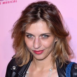 D'abord dans le très prisé quartier du Marais, elle a ensuite changé d'adresse.

Amandine Bourgeois assiste à la première de gala de « Grease, la comédie musicale » au Théâtre Mogador à Paris, en France, le 28 septembre 2017. Photo : Aurore Maréchal/ABACAPRESS.COM