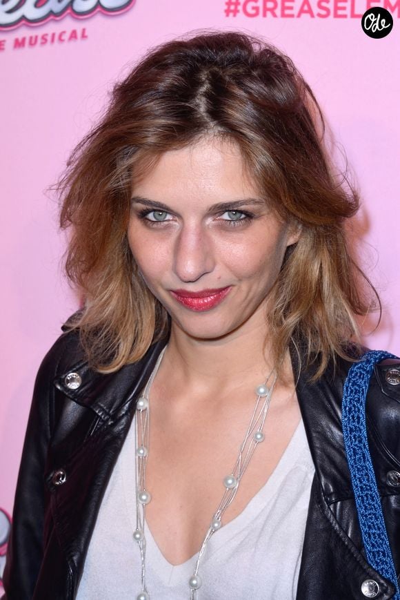 D'abord dans le très prisé quartier du Marais, elle a ensuite changé d'adresse.

Amandine Bourgeois assiste à la première de gala de « Grease, la comédie musicale » au Théâtre Mogador à Paris, en France, le 28 septembre 2017. Photo : Aurore Maréchal/ABACAPRESS.COM