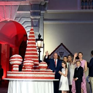 Le prince Albert II de Monaco, la princesse Charlene, leurs enfants, le prince héréditaire Jacques et la princesse Gabriella, Camille Gottlieb et la princesse Caroline de Hanovre à la célébration des 20 ans de règne d'Albert II de Monaco sur la place du Palais à Monaco, le 19 juillet 2025. 

Photo : Bruno Bebert / Bestimage