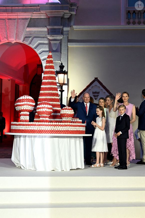 Le prince Albert II de Monaco, la princesse Charlene, leurs enfants, le prince héréditaire Jacques et la princesse Gabriella, Camille Gottlieb et la princesse Caroline de Hanovre à la célébration des 20 ans de règne d'Albert II de Monaco sur la place du Palais à Monaco, le 19 juillet 2025. 

Photo : Bruno Bebert / Bestimage