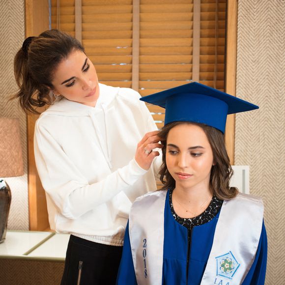 La reine Rania de Jordanie s'amuse avec sa fille, la princesse Salma, avant sa cérémonie de remise des diplômes à l'Académie internationale d'Amman, en Jordanie, le 22 mai 2018. Photo by Balkis Press/ABACAPRESS.COM