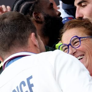 Au media "Pygmalionne", ce mercredi 2 juillet, c'est d'une autre femme de sa vie qu'Antoine Dupont a parlé : sa mère.

Antoine Dupont et sa mére - Podium - La France remporte la finale en Rugby à 7 après sa victoire face à Fidji (et sa première médaille d'or) lors des Jeux Olympiques (JO) de Paris 2024 au Stade de France à Saint-Denis, Seine Saint-Denis, France, le 27 juillet 2024. © Jacovides-Perusseau/Bestimage