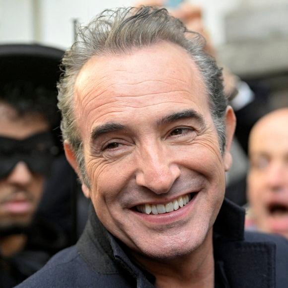 Jean Dujardin est l'un des acteurs les plus célèbres.

Jean Dujardin reçoit la Médaille d'Honneur de la Ville de Bruxelles et visite le Manneken-pis habillé d'un costume de Zorro pour l'occasion à Bruxelles, Belgique. © Didier Lebrun/PhotoNews/Bestimage