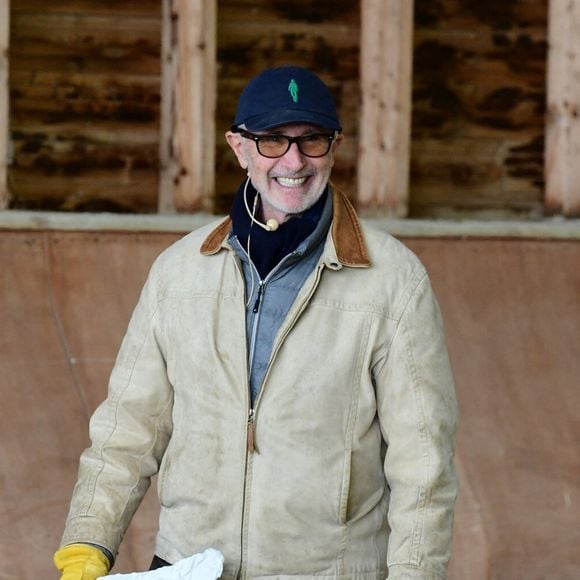 L’acteur de 73 ans pratique l’équitation éthologique depuis plus de trente ans.

Exclusif - Thierry Lhermitte anime un atelier d'équithérapie et d'étologie à la maison Hope à Saint-Cergues en Haute Savoie le samedi 24 janvier 2026. © Romain Doucelin/Bestimage