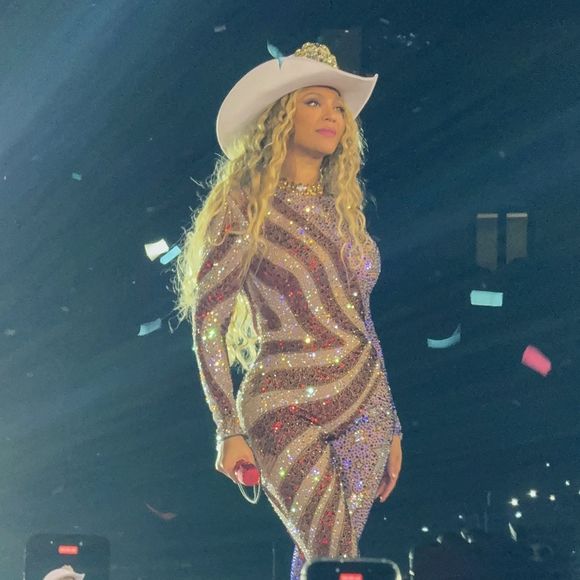 Pendant trois heures en plus de surfer sur le thème du Far West, l'épouse de Jay-Z a mis à l'honneur ses titres les plus emblématiques en plus de ses nouvelles compositions tirées de son dernier opus intitulé "Cowboy Carter" dévoilé l'an dernier. 

Beyoncé se produit lors du dernier concert de sa tournée Cowboy Carter Tour au Tottenham Hotspur Stadium à Londres. 2025.