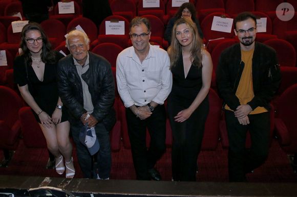 Exclusif - Alain Belmondo avec son fils Olivier, sa femme Audrey et ses petits enfants Clara et Adrien - Audition de la Promotion 2024 de l’École « L’Entrée des Artistes » d’Olivier Belmondo au Théâtre des Mathurins à Paris le 17 Juin 2024. 

© Bertrand Rindoff / Bestimage