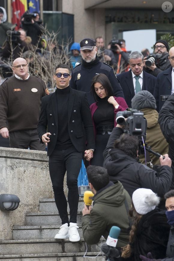 Cristiano Ronaldo quitte le tribunal avec sa compagne Georgina Rodríguez à Madrid le 22 janvier 2019.