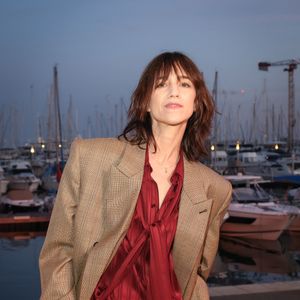 Exclusif - Charlotte Gainsbourg pose en backstage de l'émission "C à vous" lors du 79ème Festival International du Film de Cannes le 19 mai 2026. © Jack Tribeca / Bestimage