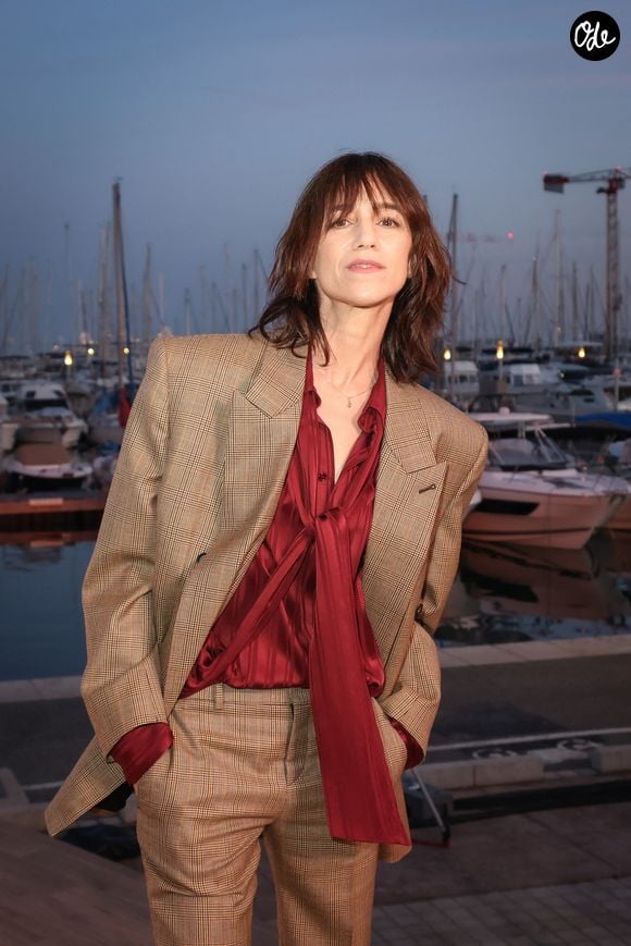 Exclusif - Charlotte Gainsbourg pose en backstage de l'émission "C à vous" lors du 79ème Festival International du Film de Cannes le 19 mai 2026. © Jack Tribeca / Bestimage