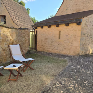 La maison a été entièrement rénovée par le couple qui la met donc en location toute l'année
 
La maison de Jade