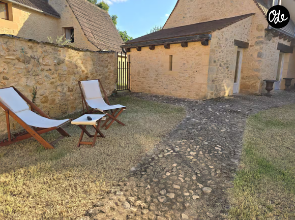 La maison a été entièrement rénovée par le couple qui la met donc en location toute l'année
 
La maison de Jade