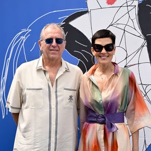 Exclusif - Cristina Cordula et son mari Frédéric Cassin dans la tente VIP lors du Longines Paris Eiffel Jumping au pied de la Tour Eiffel sur le Champ-de-Mars à Paris, France, le 22 juin 2025. © Perusseau-Veeren/Bestimage