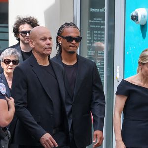 Audrey Crespo-Mara et ses fils Sekou et Lamine - Arrivées aux obsèques de Thierry Ardisson en l’église Saint-Roch de Paris, France, le 17 juillet 2025. © Clovis-Jacovides/Bestimage