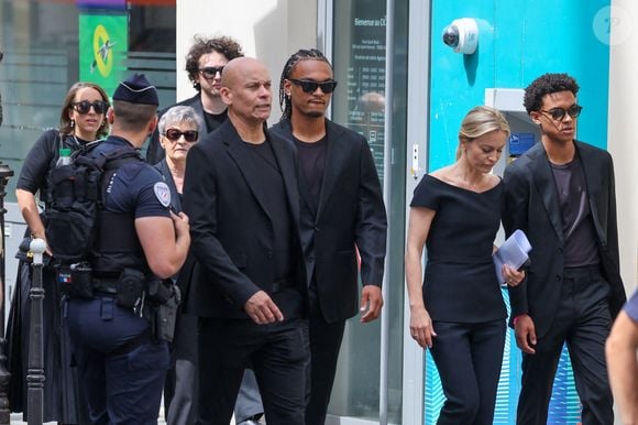 Audrey Crespo-Mara et ses fils Sekou et Lamine - Arrivées aux obsèques de Thierry Ardisson en l’église Saint-Roch de Paris, France, le 17 juillet 2025. © Clovis-Jacovides/Bestimage