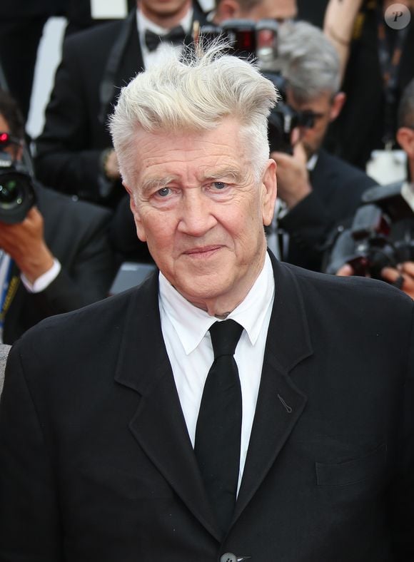 Il fut notamment célèbre pour ses films et séries  "Twin Peaks" et "Mulholland Drive"

David Lynch - Montée des marches du film "Twin Peaks" lors du 70ème Festival International du Film de Cannes. Le 25 mai 2017. © Denis Guignebourg / Bestimage